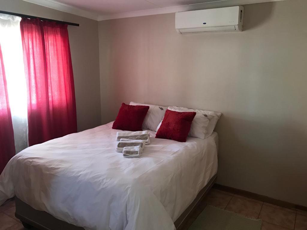 Urbanlife Keetmanshoop Accommodation Екстериор снимка